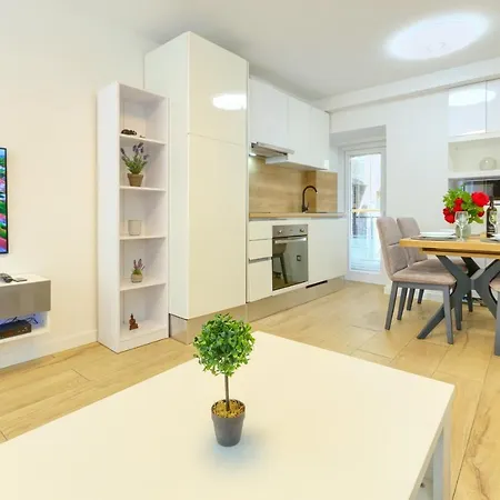 Tale - Brand New In Pula's Old Town, With Free Netflix And Wi-fi アパート *