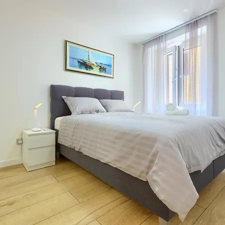 Tale - Brand New In Pula's Old Town, With Free Netflix And Wi-fi アパート