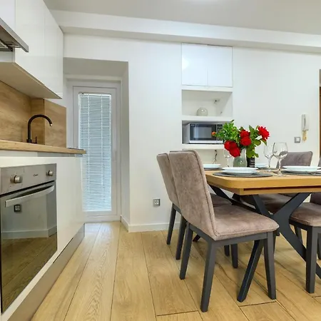 Apartment Tale - Brand New In Pula's Old Town, With Free Netflix And Wi-fi