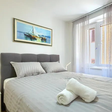 Tale - Brand New In Pula's Old Town, With Free Netflix And Wi-fi アパート