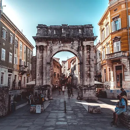 Tale - Brand New In Pula's Old Town, With Free Netflix And Wi-fi アパート プーラ